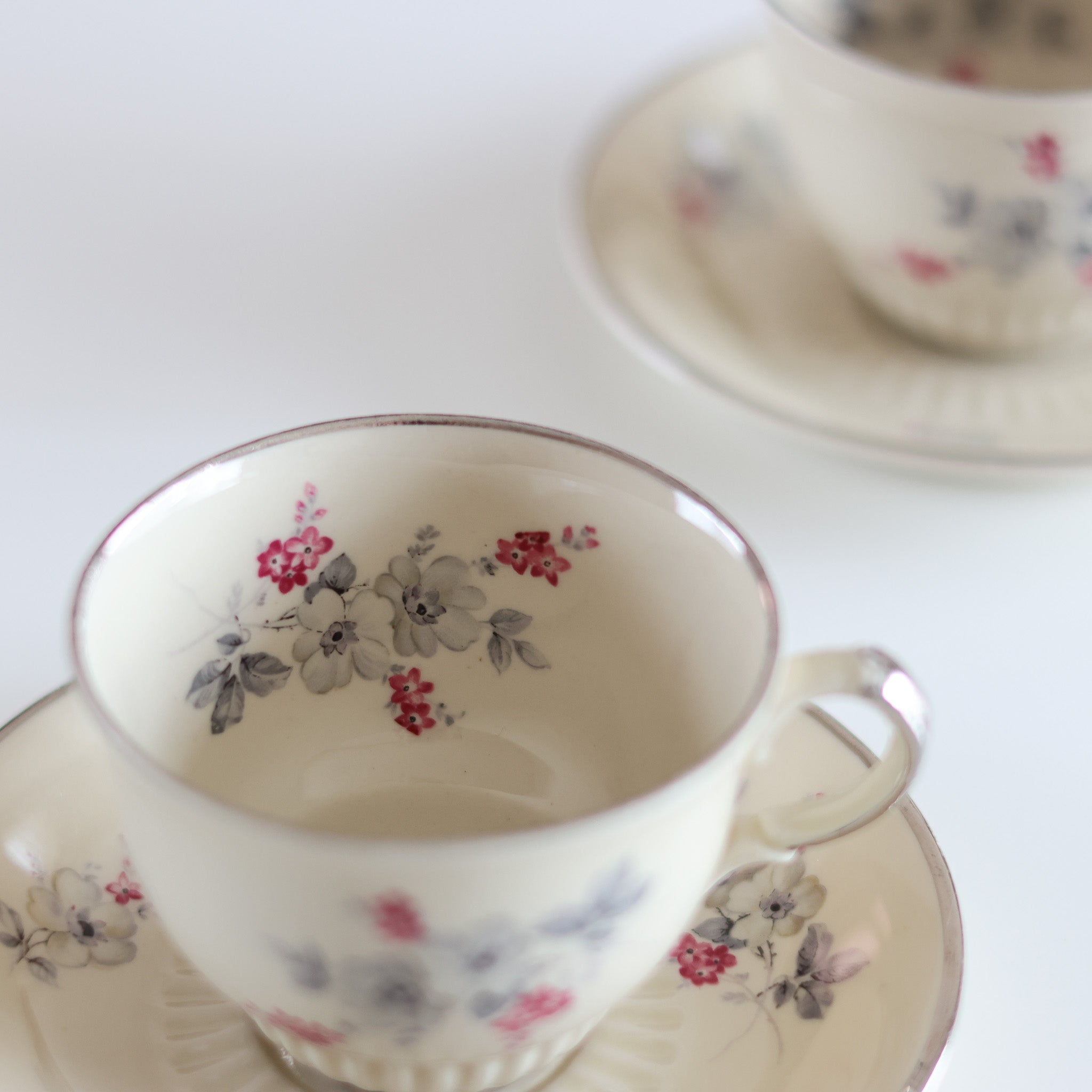 unknown (名称不明) retro flower cup & saucer / arabia (アラビア) – 北欧ヴィンテージのお店  hobaru(ほおばる)